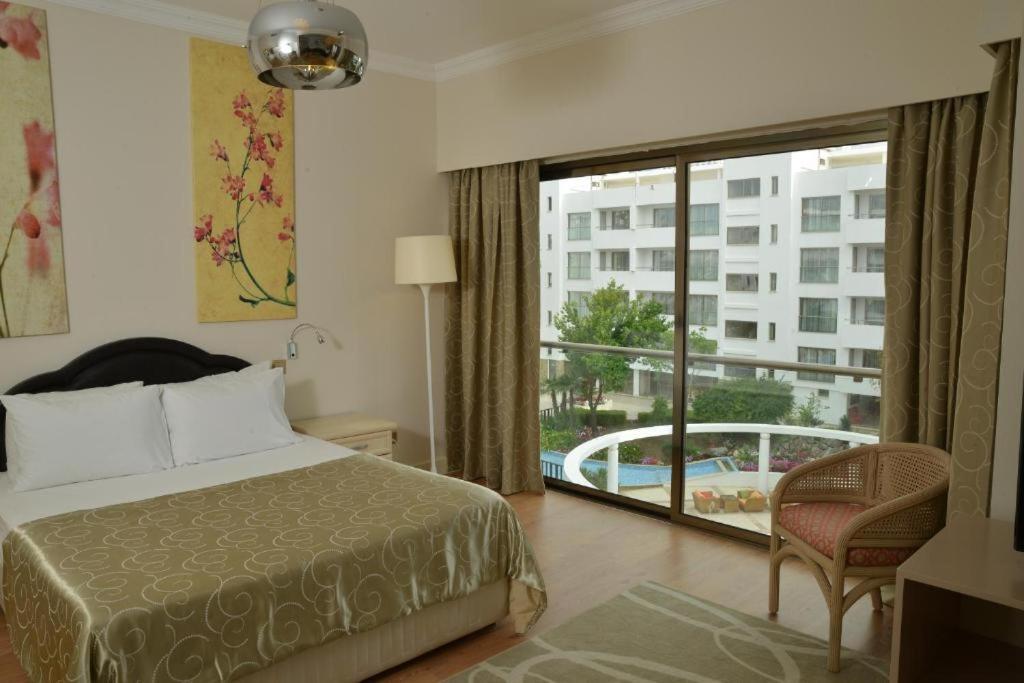 Jasmine Court Hotel كيرينيا الغرفة الصورة